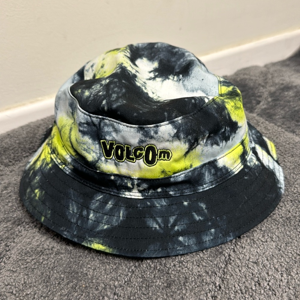 Volcom reversible bucket hat O/S 12 inches all around  new